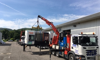Déchargement d'un centre d'usinage MAZAK de 17 tonnes en Isère