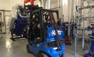 Manutention pour couchage d'un skid pour passage aux portes 