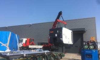 Déchargement d'un centre d'usinage Mazak de 14 tonnes à Chambéry