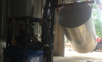 Manutention pour rentrer une cuve dans une cuverie
