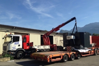 Déchargement d'un centre d'usinage DMG de 14 tonnes à Aix les Bains