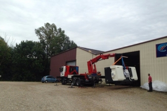 Déchargement d'un tour numérique de 13 tonnes à Bourgoin Jallieu